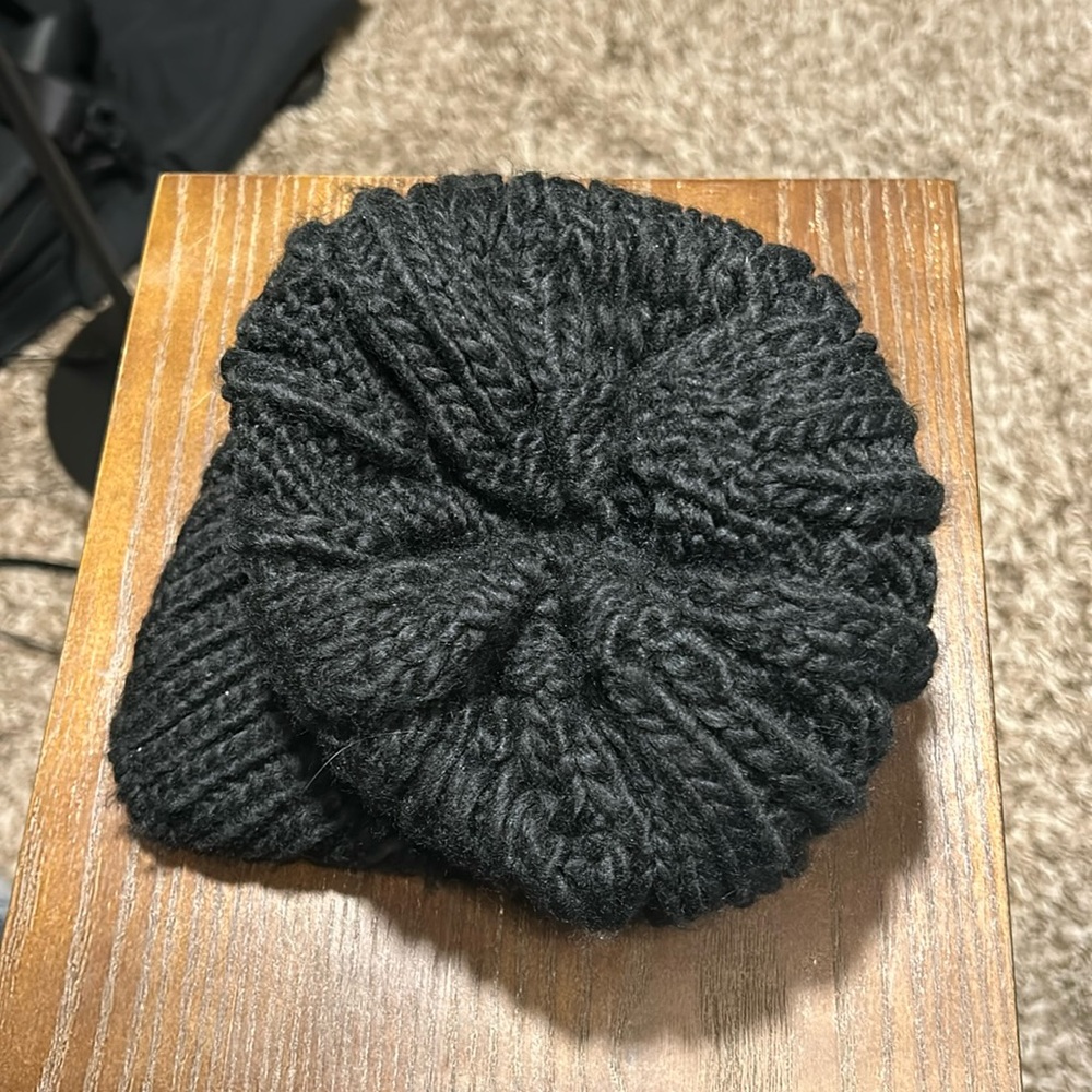 FOREVER 21 NWOT Black Cable Knit Pom Pom Beanie - Picture 7 of 7